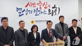 본문 이미지 - 조원휘 대전시의회 의장과 상임위원장들이 21일 의회 기자실에서 신년 기자간담회를 하고 있다./뉴스1 ⓒ News1 김경훈 기자