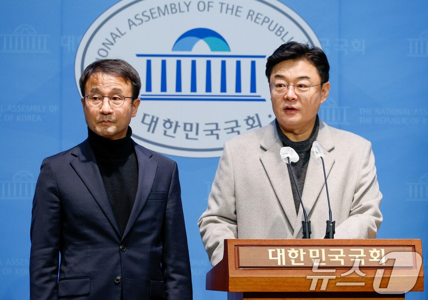 윤석열 정부의 비상계엄 선포를 통한 내란 혐의 진상규명 국정조사특별위원회 소속 국민의힘 김성원(오른쪽), 더불어민주당 한병도 간사가 21일 서울 여의도 국회 소통관에서 합동참모본부 지휘통제실과 수도방위사령부 문서고 현장조사 결과에 대해 브리핑하고 있다. 2025.1.21/뉴스1 ⓒ News1 안은나 기자