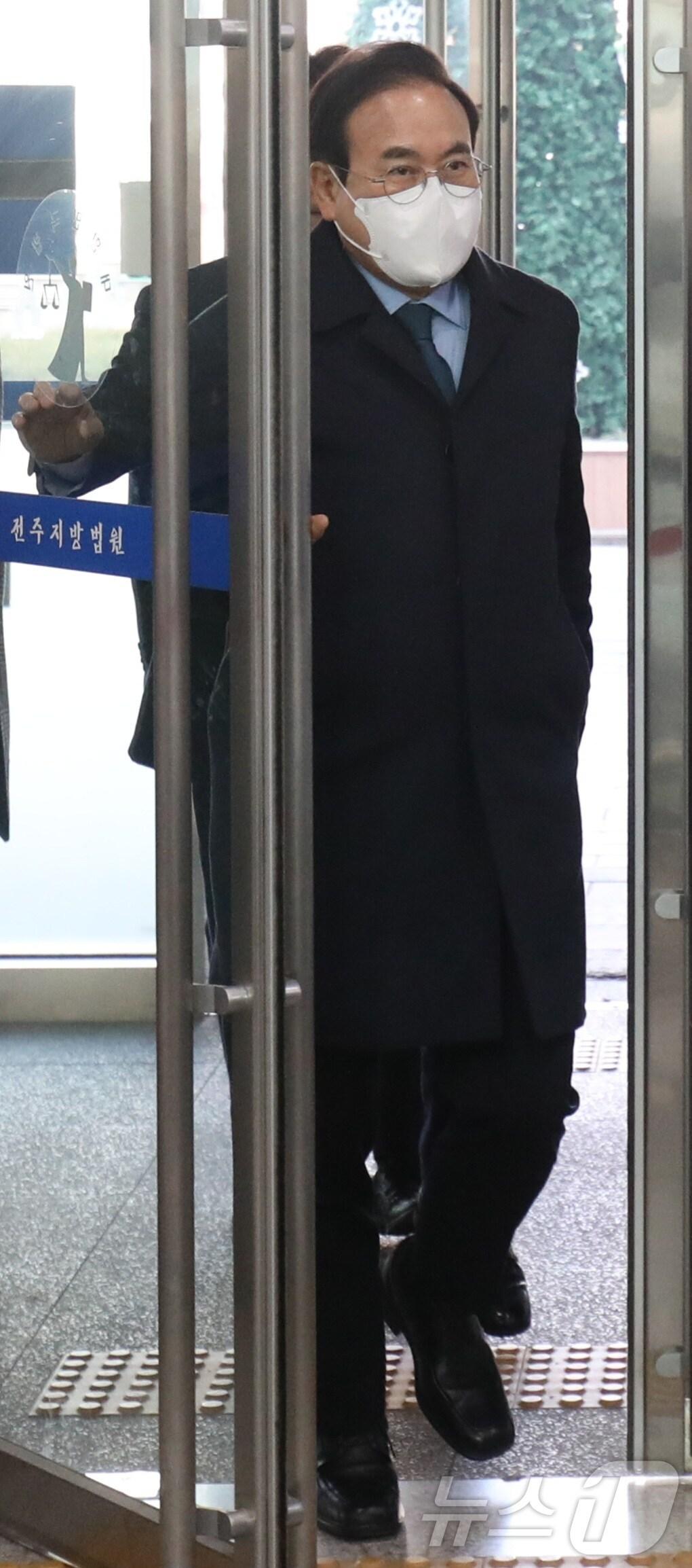 본문 이미지 - 동료교수 폭행 의혹과 관련해 허위사실을 공표한 혐의로 기소돼 1심에서 무죄를 선고받았던 서거석 교육감이 항소심에서 당선무효형인 벌금 500만원을 선고받았다. 2025.1.21/뉴스1