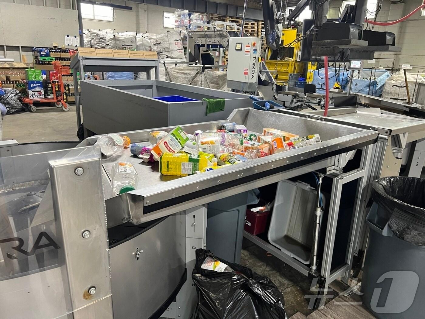 본문 이미지 - 자동화 시스템을 갖춘 재활용 센터에서는 섞인 병들을 가지고 가면 기계가 자동으로 분류한다. 2025. 01. 21/ⓒ 뉴스1 김남희 통신원