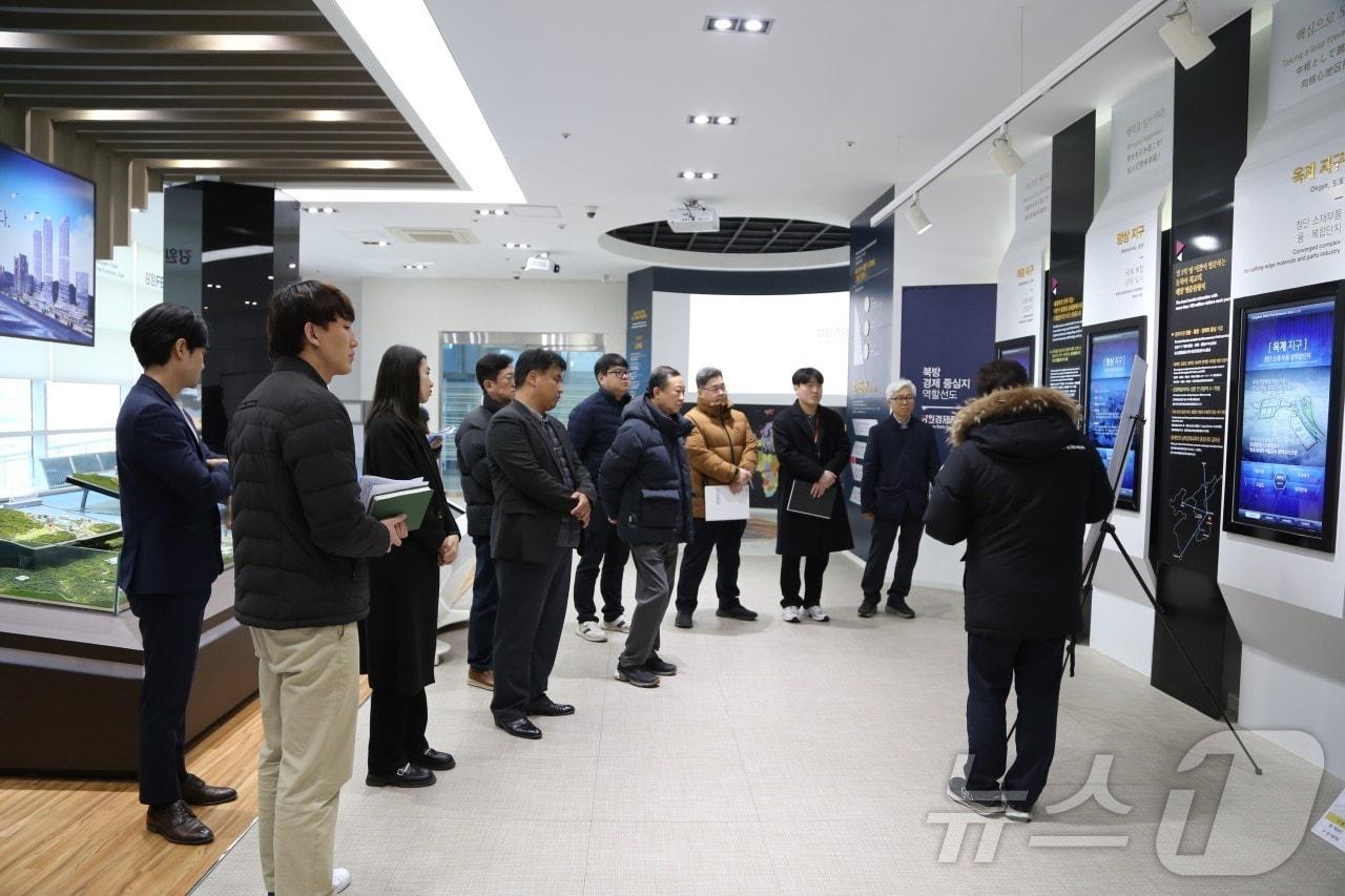 본문 이미지 - 강원경제자유구역청 신규 전입 직원들이 주요 사업지구 현장을 견학하면서 업무를 습득하고 있다.&#40;강원경자청 제공&#41; 2025.1.21/뉴스1