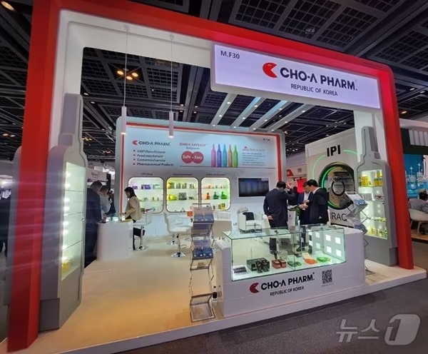 본문 이미지 - 조아제약 관계자가 지난해 개최된 아랍헬스 2024에서 홍보 부스를 마련하고 제품 등을 소개하고 있다.&#40;조아제약 제공&#41;/뉴스1