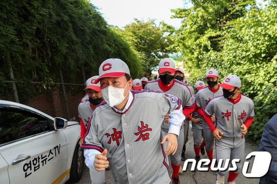 본문 이미지 - 윤석열 대통령이 국민의힘 대권 주자 시절인 2021년 모교인 충암고를 방문해 야구부 선수들과 나란히 뛰고 있다. (윤석열 캠프 제공)