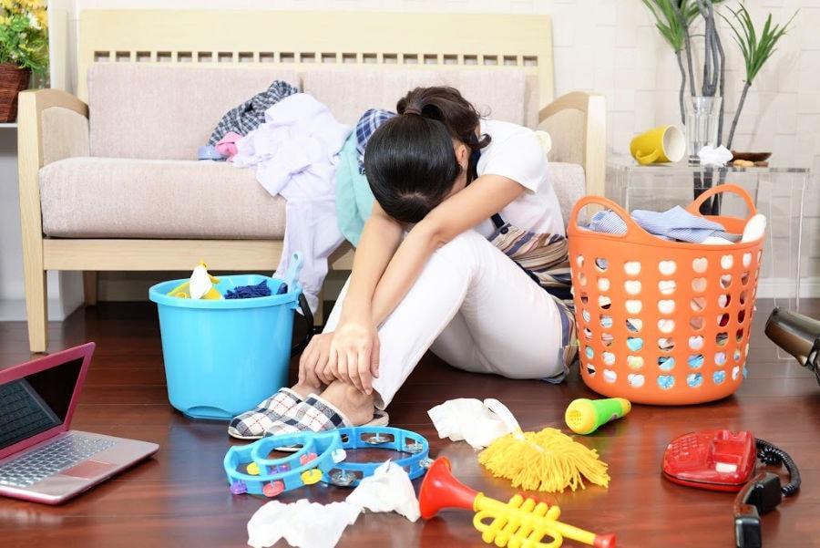 본문 이미지 - 직장과 집안일, 육아까지 맡은 여성들은 여전히 &#39;이중 부담&#39;을 지고 있다. 이번 연구에 따르면, 여성들은 가사일의 60% 이상을 담당하며, 이로 인해 직장 경력에도 실질적인 영향을 받고 있다. 2025.01.21/&lt;출처: NO GUILT MOM &gt;