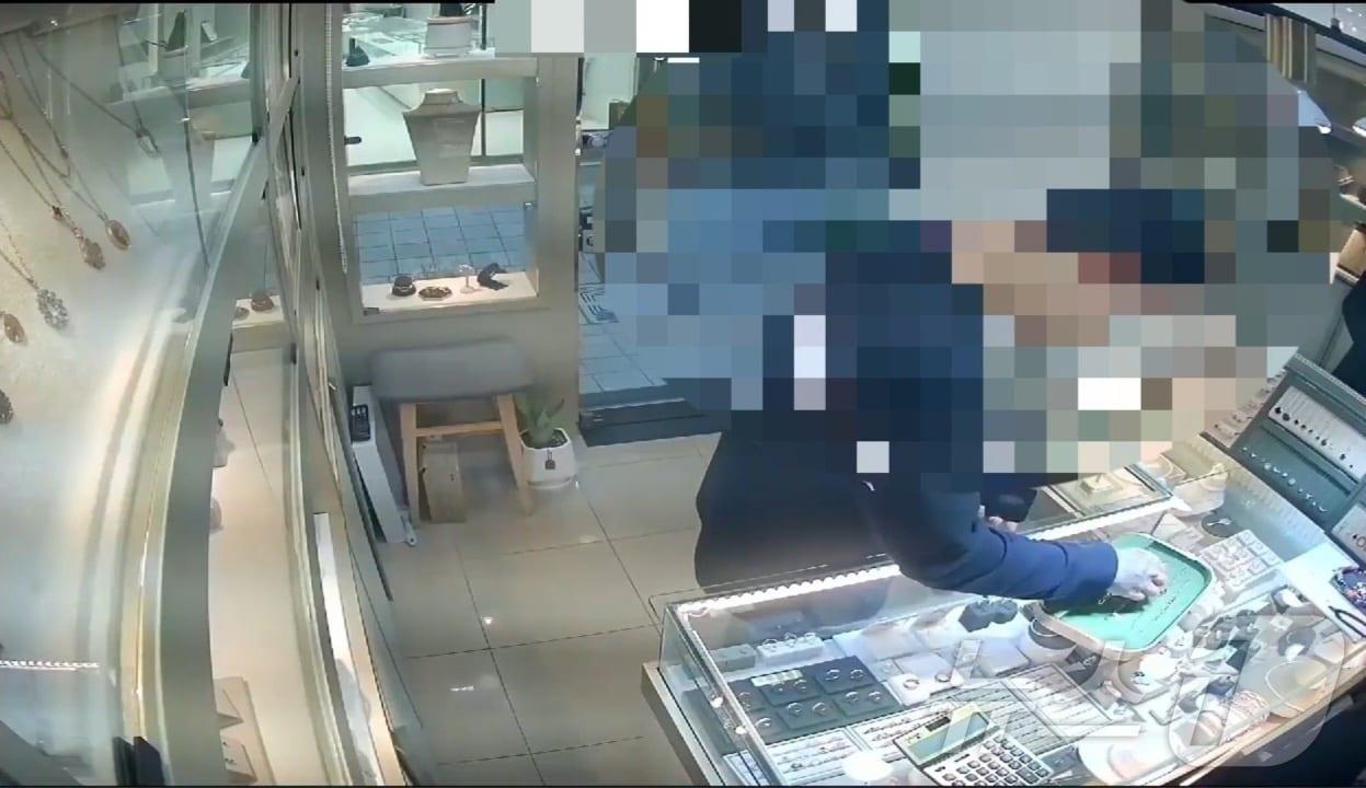 본문 이미지 - 지난해 11월 A씨가 금은방에서 귀금속을 훔치는 모습.&#40;부산경찰청 제공&#41; 