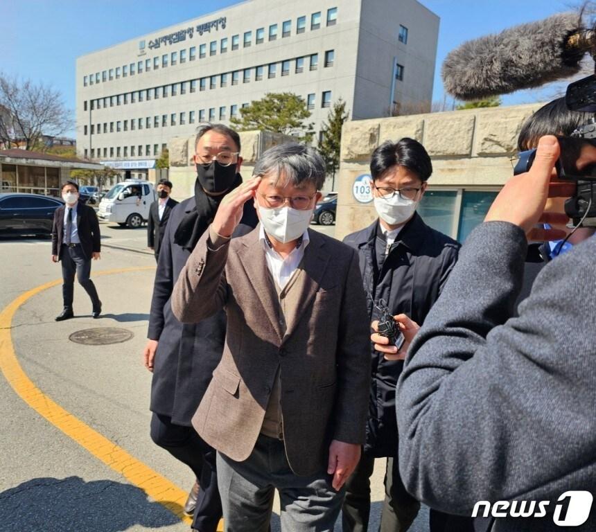 본문 이미지 - 지난해 3월 21일 오후 강동석 SPL 전 대표이사가 수원지법 평택지원 형사6단독 박효송 판사 심리로 열린 중대재해처벌법 위반, 산업안전보건법 위반 및 업무상 과실치사 등 혐의 첫 공판을 마친 뒤 법원을 나서고 있다. 2024.3.21/뉴스1 ⓒ News1 김기현 기자