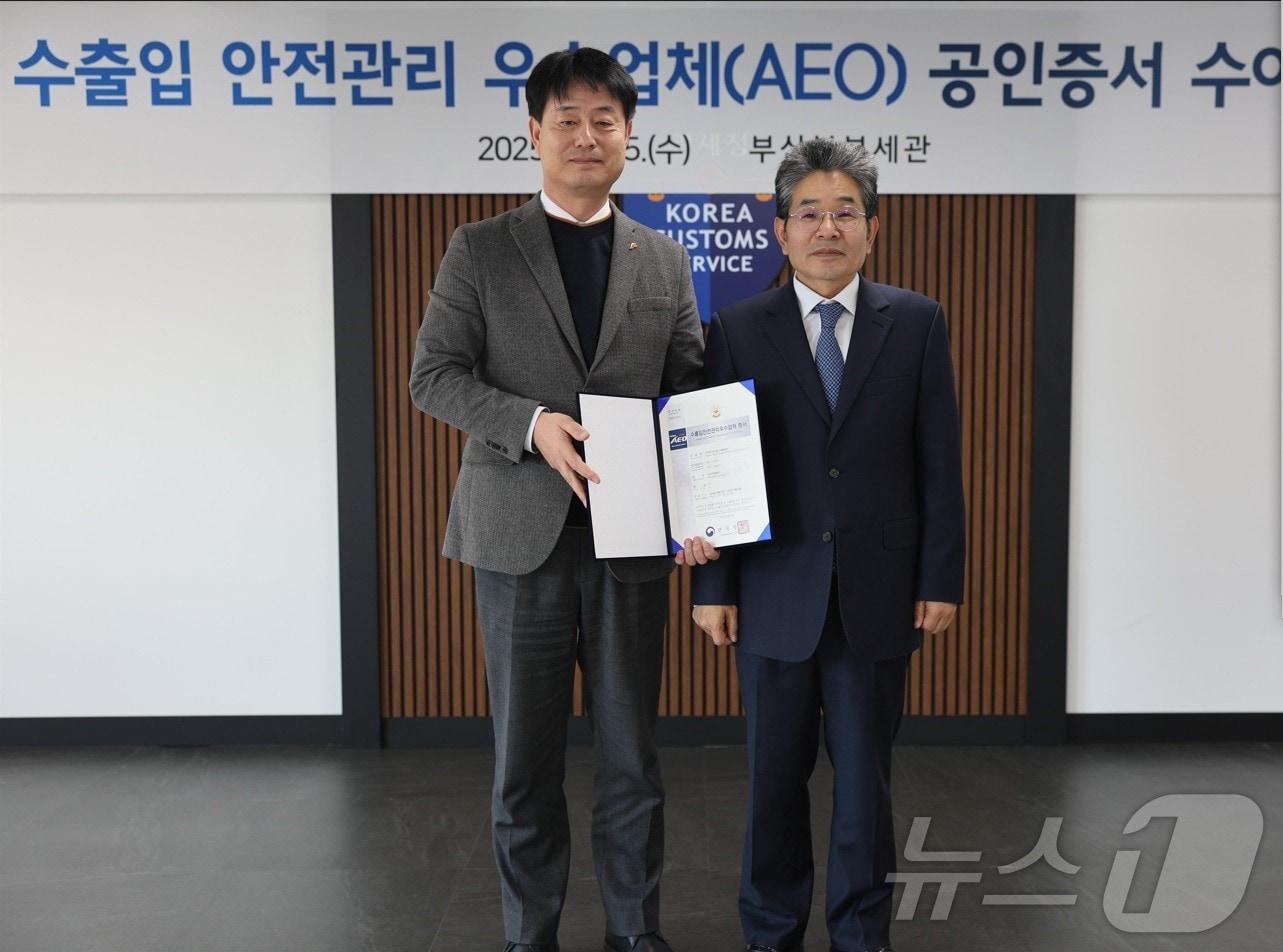 본문 이미지 - 오정민 팬스타BNGD 대표이사(왼쪽)가 김용식 부산본부세관장으로부터 AEO공인증서를 전달받고 기념촬영하고 있다.(팬스타그룹 제공)