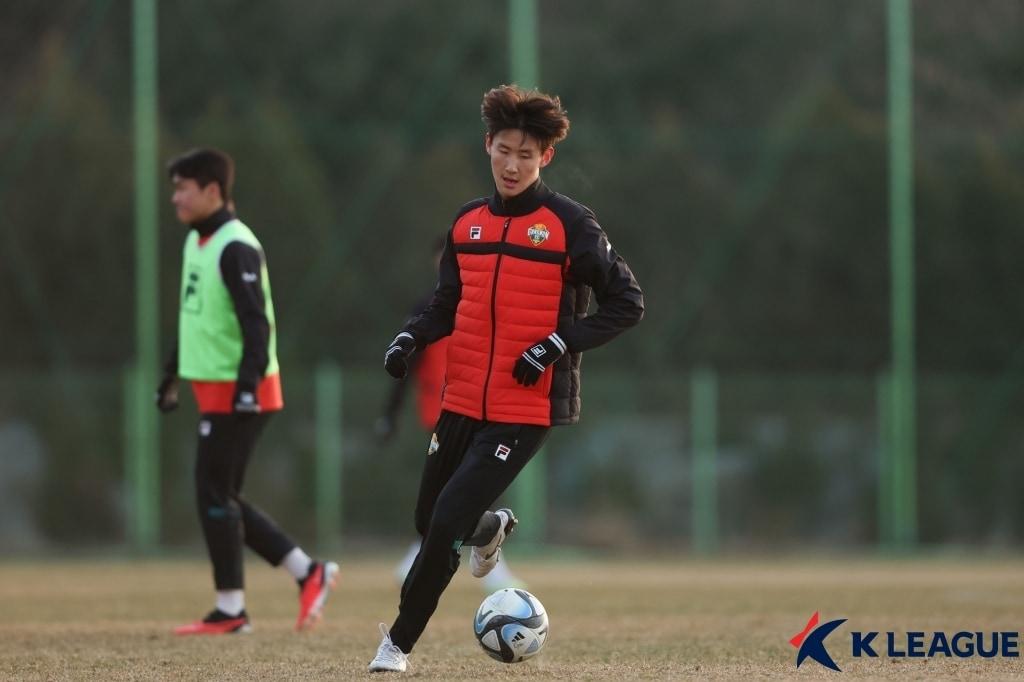 본문 이미지 - 강원FC 수비수 신민하. &#40;한국프로축구연맹 제공&#41;