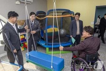 본문 이미지 - 최충규 대전 대덕구청장과 전석광 대덕구의회 의장이 21일 중리동 럭키스포츠프라자 9층에 설치된 장애인쉼터를 살펴보고 있다.(대전 대덕구 제공)/뉴스1 ⓒ News1 김경훈 기자
