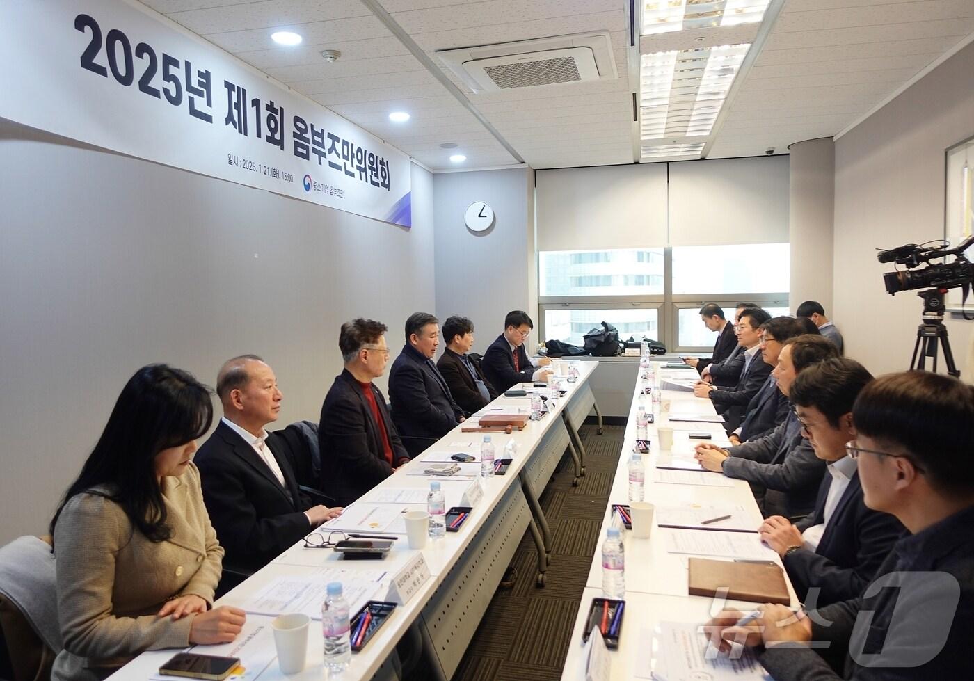 최승재 중소기업 옴부즈만과 옴부즈만위원회 위원들이 안건을 심의하고 있다.&#40;중소기업 옴부즈만 제공&#41;