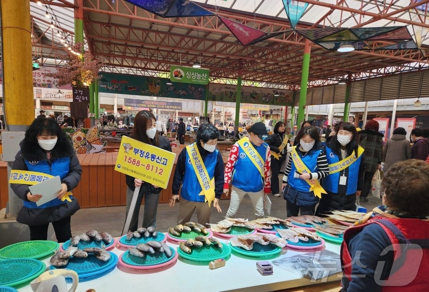 광양시가 오는 24일까지 전통시장, 중소형 유통매장 등을 대상으로 수산물 원산지 표시 이행 여부 특별 점검을 실시한다&#40;광양시 제공&#41;2025.1.21/ 
