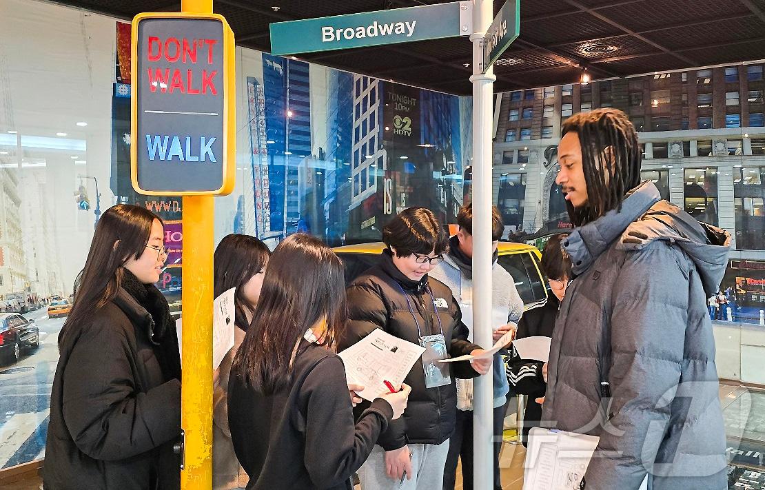 본문 이미지 - 전남 해남 화원중 학생들이 21일 대구경북영어마을을 찾아 원어민 교사와 교통제험을 하는 모습. (영진전문대 제공)