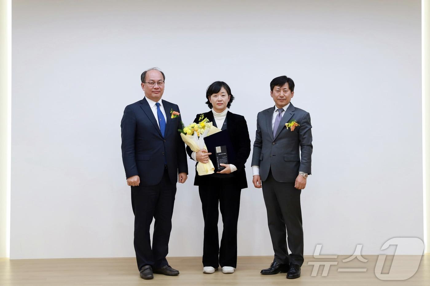 제6회 홍남순 변호사 인권상을 수상한 김수정 변호사가 21일 광주지방변호사회로부터 시상을 받고 있다.(광주지방변호사회 제공) 2025.1.21