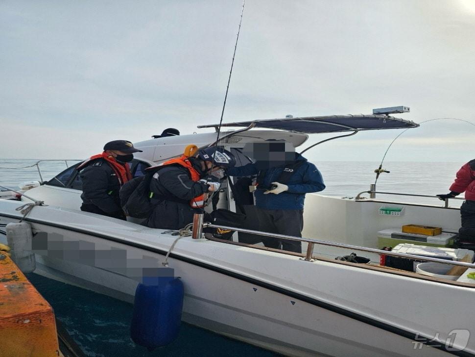 본문 이미지 - 지난 19일 완도해경이 해양사고 예방활동을 하고 있는 모습.(완도해경 제공)2025.1.21/뉴스1