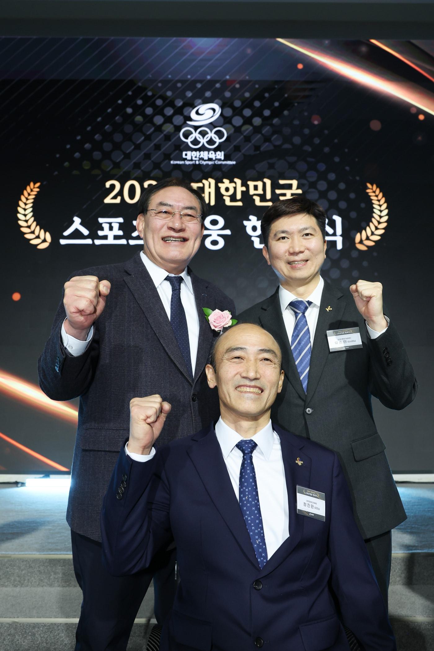 본문 이미지 - 스포츠 영웅으로 헌액된 하형주 이사장&#40;왼쪽&#41;&#40;국민체육진흥공단 제공&#41; 