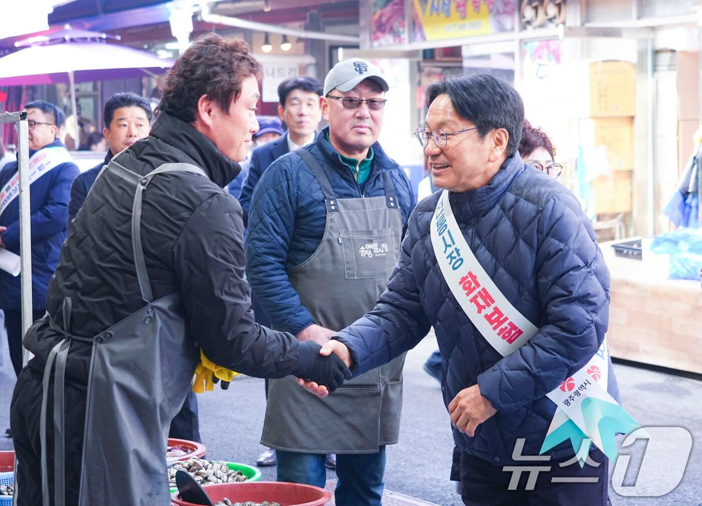 본문 이미지 - 강기정 광주시장이 설명절을 앞두고 21일 광산구 송정매일시장을 찾아 상인들을 격려하며 전통시장 화재공제 가입 캠페인을 벌이고 있다.(광주시 제공)2025.1.21/뉴스1 