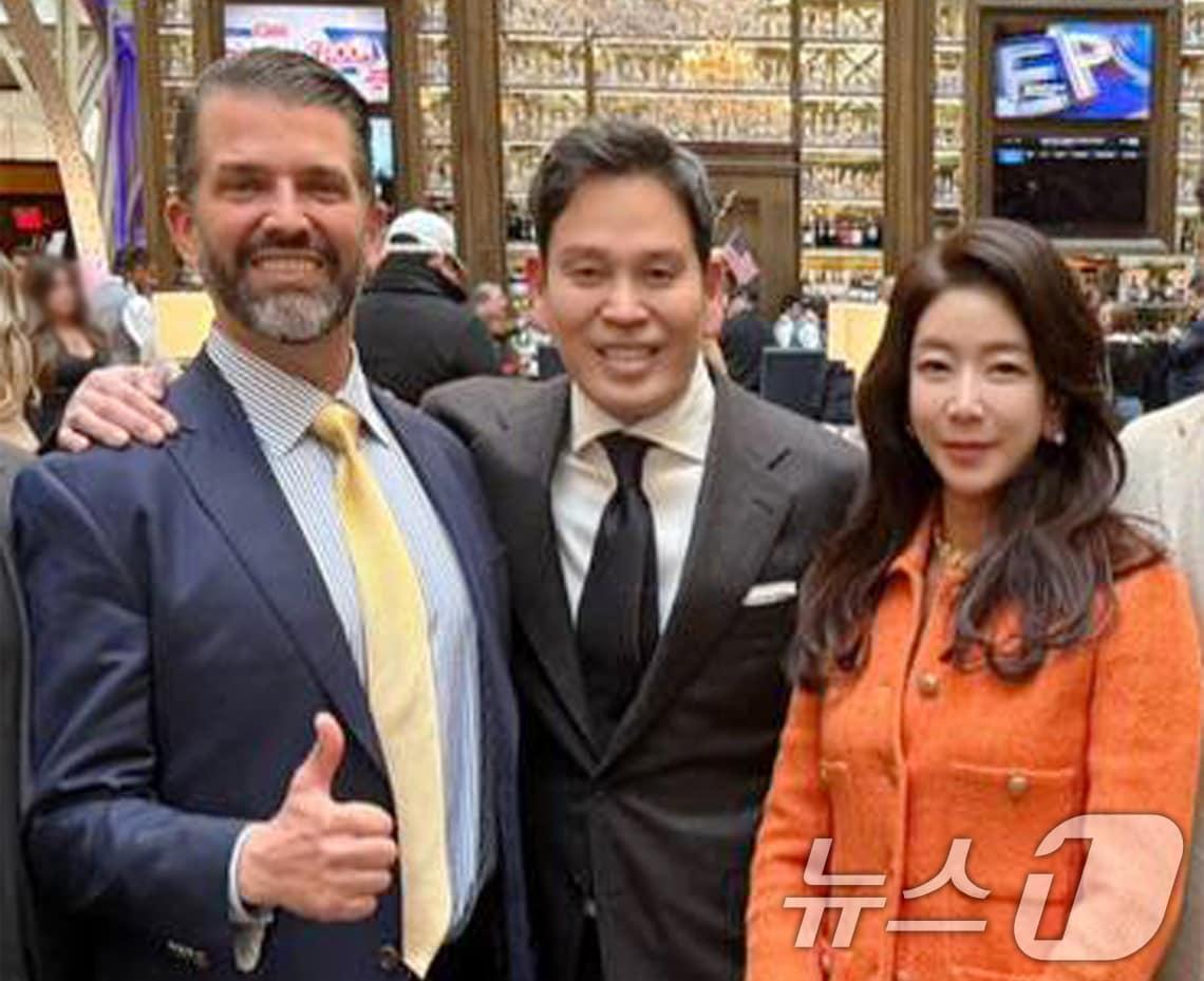본문 이미지 - 도널드 트럼프 대통령 취임식에 참석하기 위해 지난 18일&#40;현지시간&#41; 미국을 찾은 정용진 신세계그룹 회장과 부인 한지희 씨가 워싱턴에서 트럼프 주니어&#40;왼쪽&#41;와 기념촬영을 하고 있다. &#40;신세계그룹 제공&#41; 2025.1.21/뉴스1