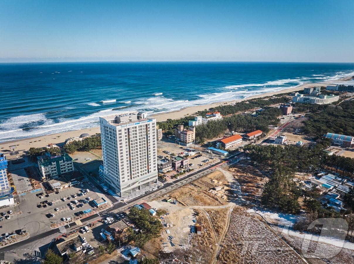 본문 이미지 - 체스터톤스낙산 전경.(체스터톤스호텔앤드레지던스 제공)