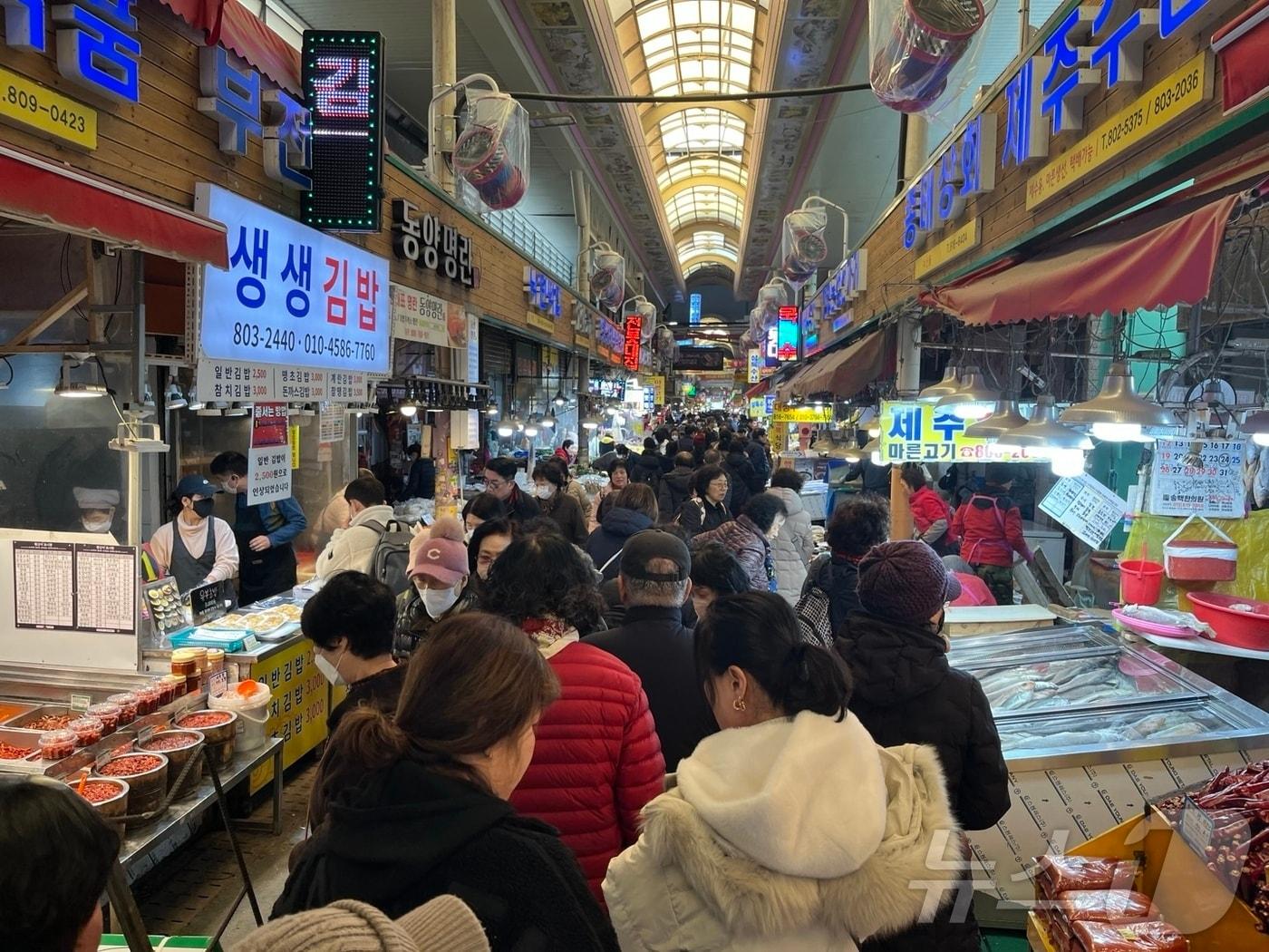 본문 이미지 - 21일 오후 부산 부산진구 부전시장에는 방문객들로 북적이고 있다.2025.1.21/뉴스1 ⓒ News1 장광일 기자