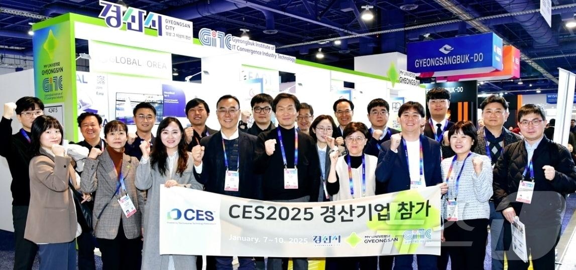 본문 이미지 - CES 2025 에 참석한 경산기업 관계자들이 조현일 시장과 화이팅을 외치고 있다. &#40;경산시 제공&#41; 2025.1.24/뉴스1