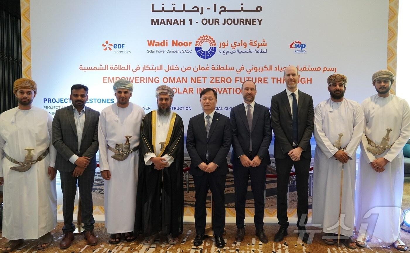 사진은 이정복 서부발전 사장(가운데)과 야야 알 라와히(Yahya Al Rawahi) 와디 누르 솔라(오만 특수목적법인) 대표(왼쪽 네 번째), 올리비에 보데스(Olivier Bordes) 이디에프알 중동지사장(오른쪽 네 번째), 세드릭 르 부세(Cedric le Bousse) 이디에프그룹 해외사업 부사장(오른쪽 세 번째) 등이 기념촬영하는 모습. (사진제공=서부발전)