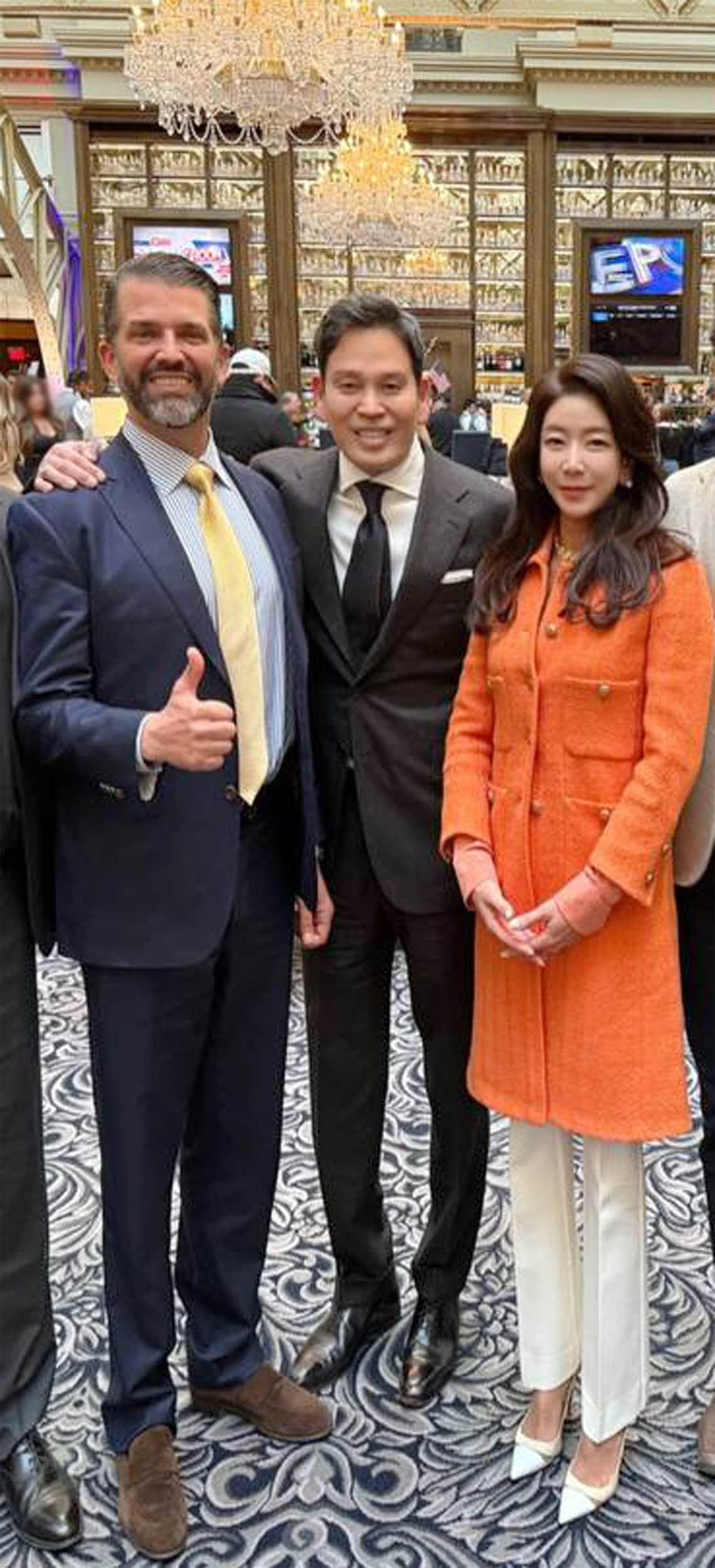 본문 이미지 - 정용진 신세계그룹 회장(가운데)이 18일(현지시간) 미국 워싱턴을 찾아 트럼프 주니어(왼쪽)와 만나 배우자 한지희씨를 소개 뒤 사진을 찍었다(신세계 제공).