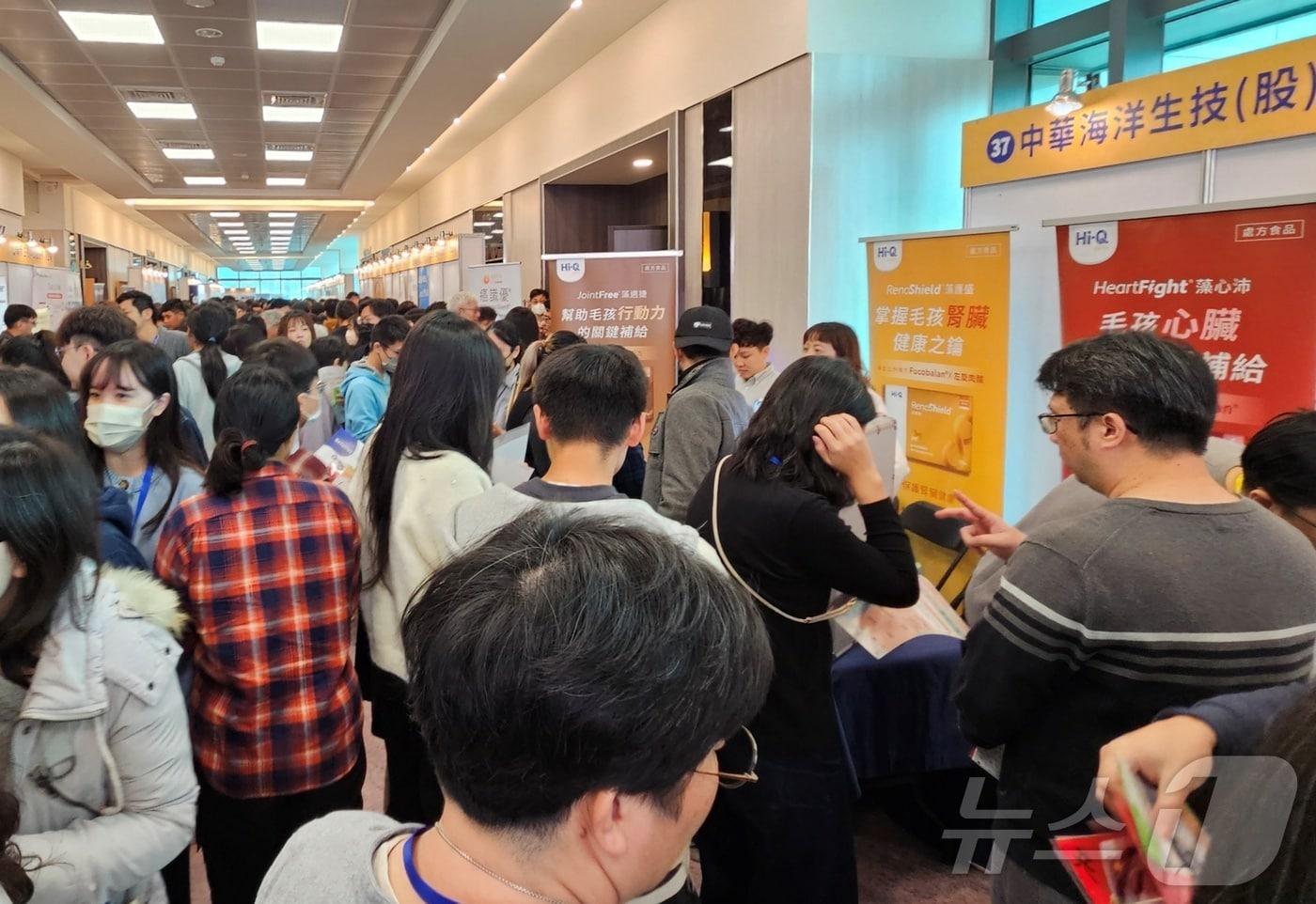 18일 제1회 아시아동물임상의학포럼이 열린 대만 타이중 중산의과대학 행사장이 북새통을 이뤘다. ⓒ 뉴스1