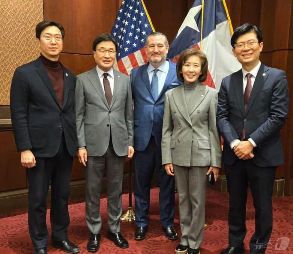 본문 이미지 -  조정훈, 나경원(오른쪽부터) 등 국민의힘 의원들이 21일(한국시간) 공화당 소속 테드 크루즈 미국 상원의원(텍사스주)과 만나 기념촬영을 하고 있다. (SNS 갈무리) 