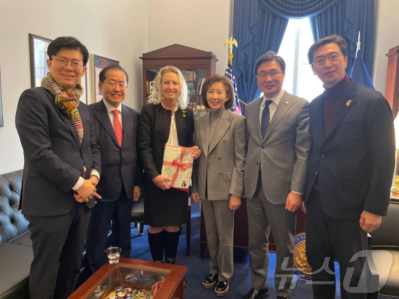 본문 이미지 - 도널드 트럼프 미국 대통령 취임식을 보기 위해 미국 워싱턴을 찾은 홍준표 대구시장(왼쪽에서 두번째), 나경원 국민의힘 의원(4번째) 등이 젠 키건스 하원 의원(공화당)을 만나 기념촬영을 하고 있다. (SNS 갈무리) ⓒ 뉴스1   