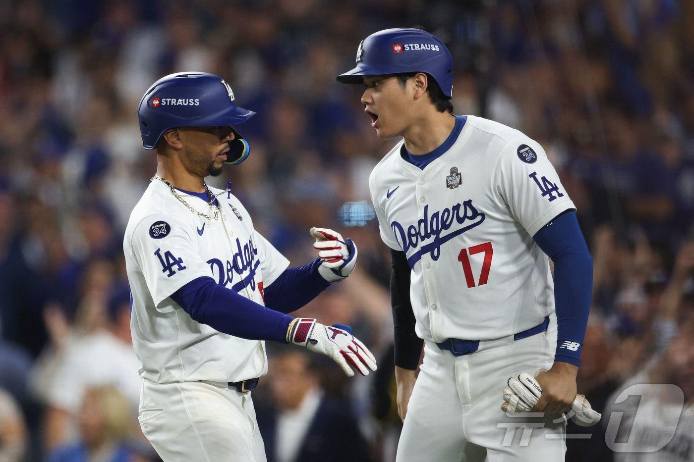 본문 이미지 - 다저스 우승을 이끌었던 무키 베츠(왼쪽)와 오타니 쇼헤이. ⓒ AFP=뉴스1
