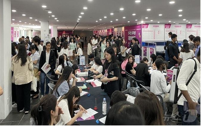 본문 이미지 - 지난해 5월 열린 외국인 유학생 채용박람회.(부산시청 제공)