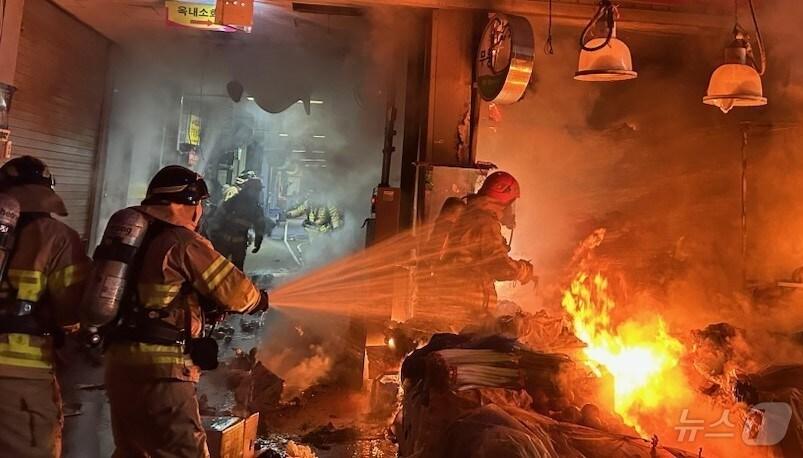 본문 이미지 - 22일 오전 0시쯤 광주 서구 양동시장에서 불이 나 소방대원들이 진화하고 있다.(서부소방 제공)2025.1.22./뉴스1