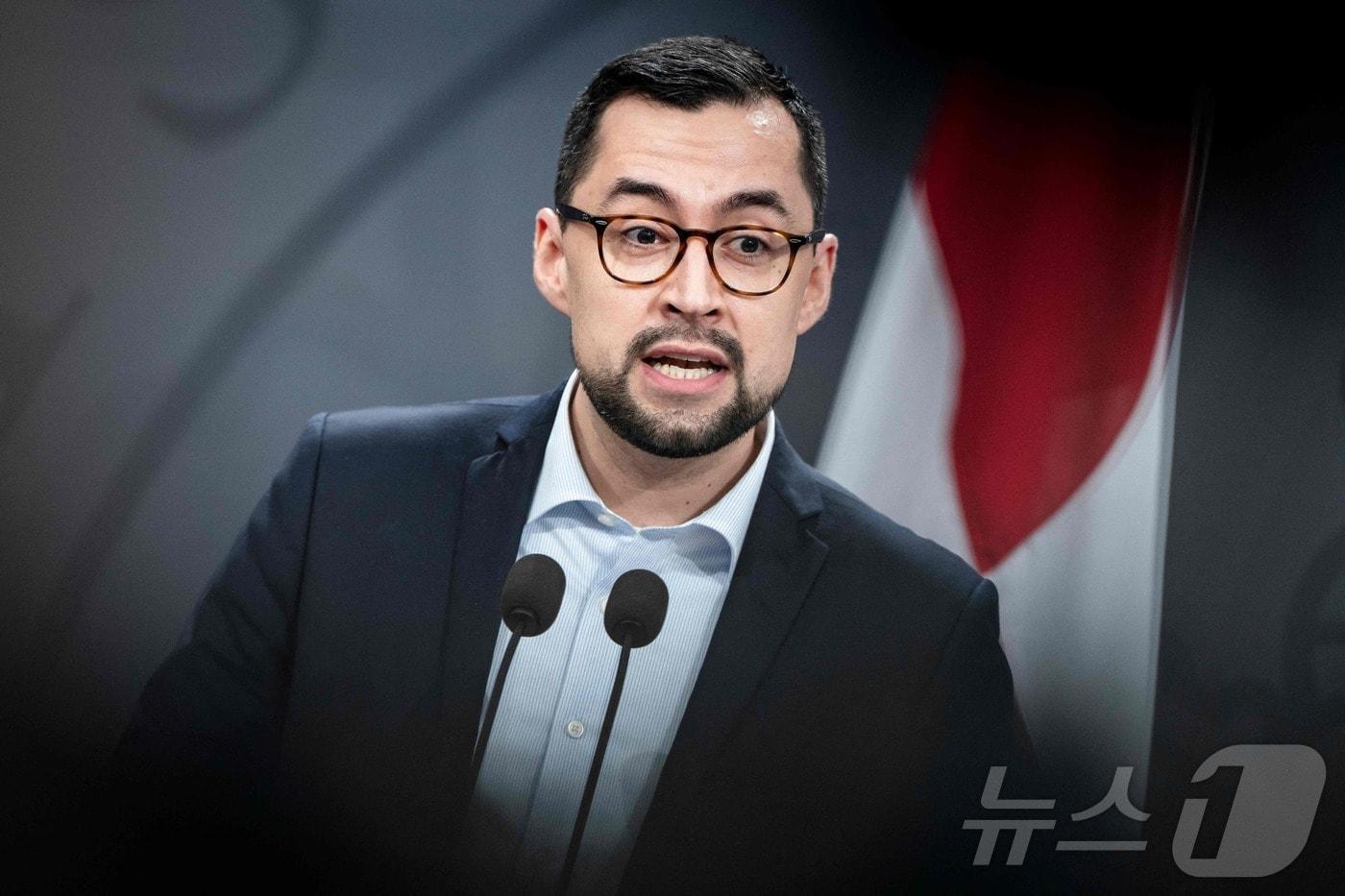 무테 에게데 그린란드 총리가 10일&#40;현지시간&#41; 덴마크 코펜하겐에서 메테 프레데릭센 덴마크 총리와 공동 기자회견을 하고 있다. 2025.01.10 ⓒ AFP=뉴스1 ⓒ News1 정지윤 기자