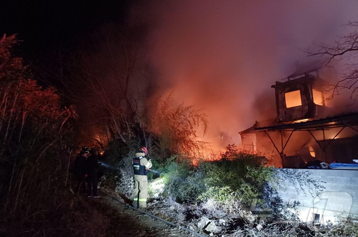 본문 이미지 - 21일 오후 10시 39분쯤 포항시 북구 신광면 호리 단독주택에서 불이나 소방당국이 화재를 진압하고 있다.(경북소방본부 제공)2025.1.22/뉴스1