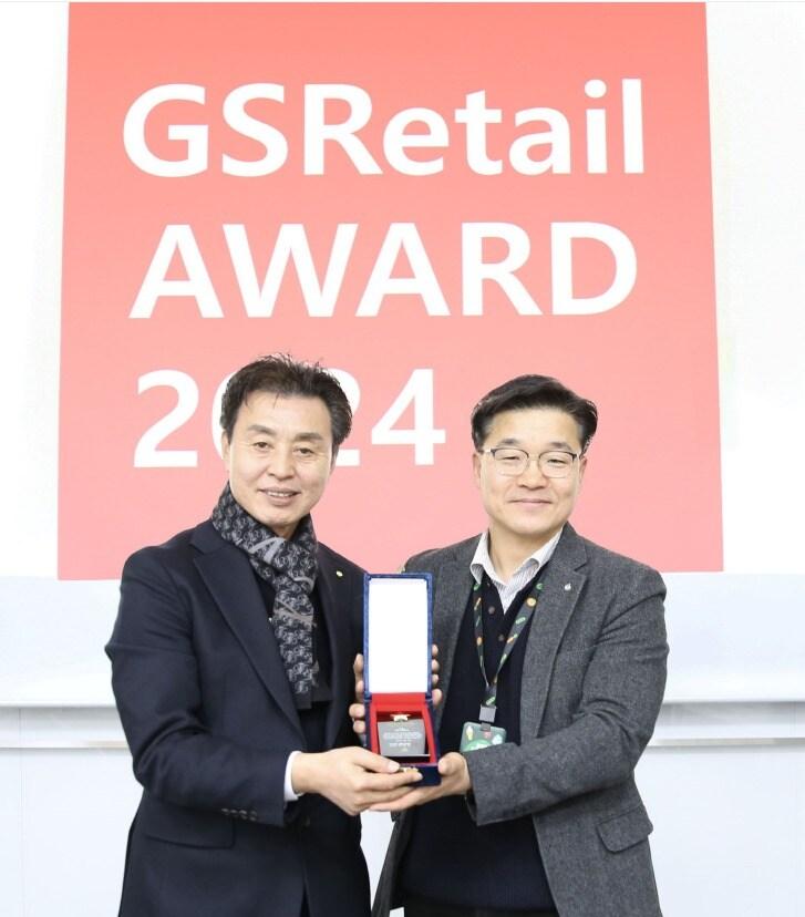 본문 이미지 - 하림 신선식품사업본부장 고한호 상무(왼쪽), GS리테일 신선MD 김경진 부문장(오른쪽) '2024 GS리테일 베스트 파트너상' 시상식 사진. (하림 제공)