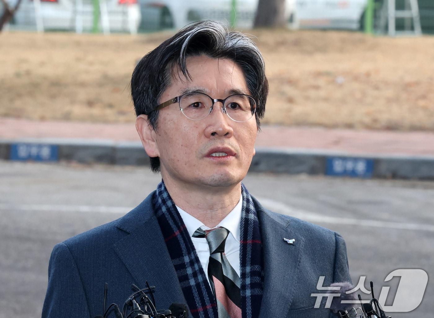 본문 이미지 - 오동운 고위공직자범죄수사처&#40;공수처&#41; 처장이 22일 오전 경기도 과천시 정부과천청사 공수처로 출근하며 입장을 발표하고 있다. 공수처는 전날까지 체포·구속 후 조사에 연일 불응하고 있는 윤석열 대통령에 대한 강제구인과 현장조사를 시도했으나 무산됐다. 2025.1.22/뉴스1 ⓒ News1 박세연 기자