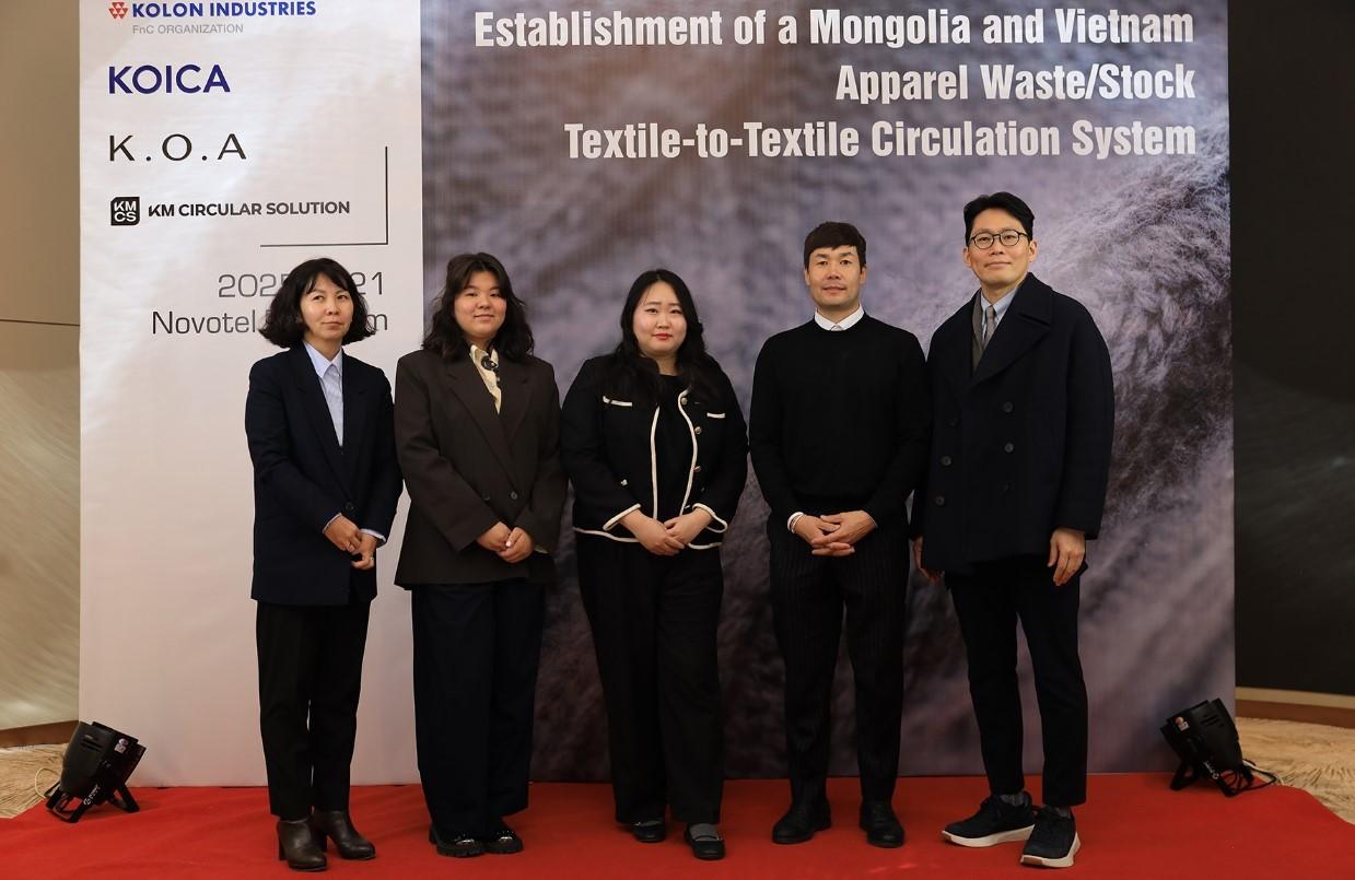 본문 이미지 - (사진 왼쪽부터) Bayar M. 몽골과학기술대학교 경공업엔지니어링 학부장, Nomin B. 몽골울캐시미어협회 대외협력본부장, 서현재 코이카 몽골사무소 부소장, Batzul Sh. 쇼피 CEO, 유동주 코오롱FnC ESG 임팩트 PU 상무 겸 케이오에이 대표. (코오롱FnC 제공)