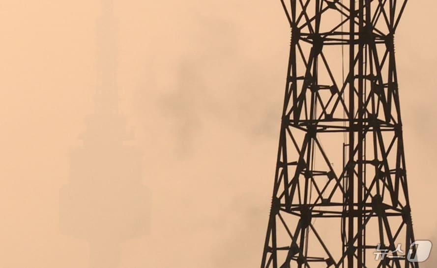 본문 이미지 - 22일 오전 종로구 서울시교육청에서 바라본 남산타워가 미세먼지에 갇혀 희미하게 보이고 있다. 2025.1.22/뉴스1 ⓒ News1 장수영 기자