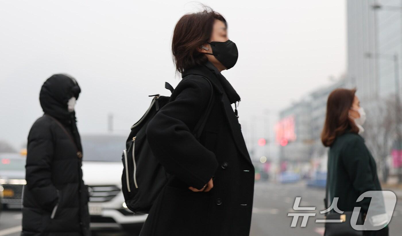 본문 이미지 - 수도권 지역에 미세먼지 비상저감조치가 시행된 22일 오전 서울 종로구 광화문네거리에서 시민들이 마스크를 쓰고 발걸음을 옮기고 있다.2025.1.22/뉴스1 ⓒ News1 임세영 기자