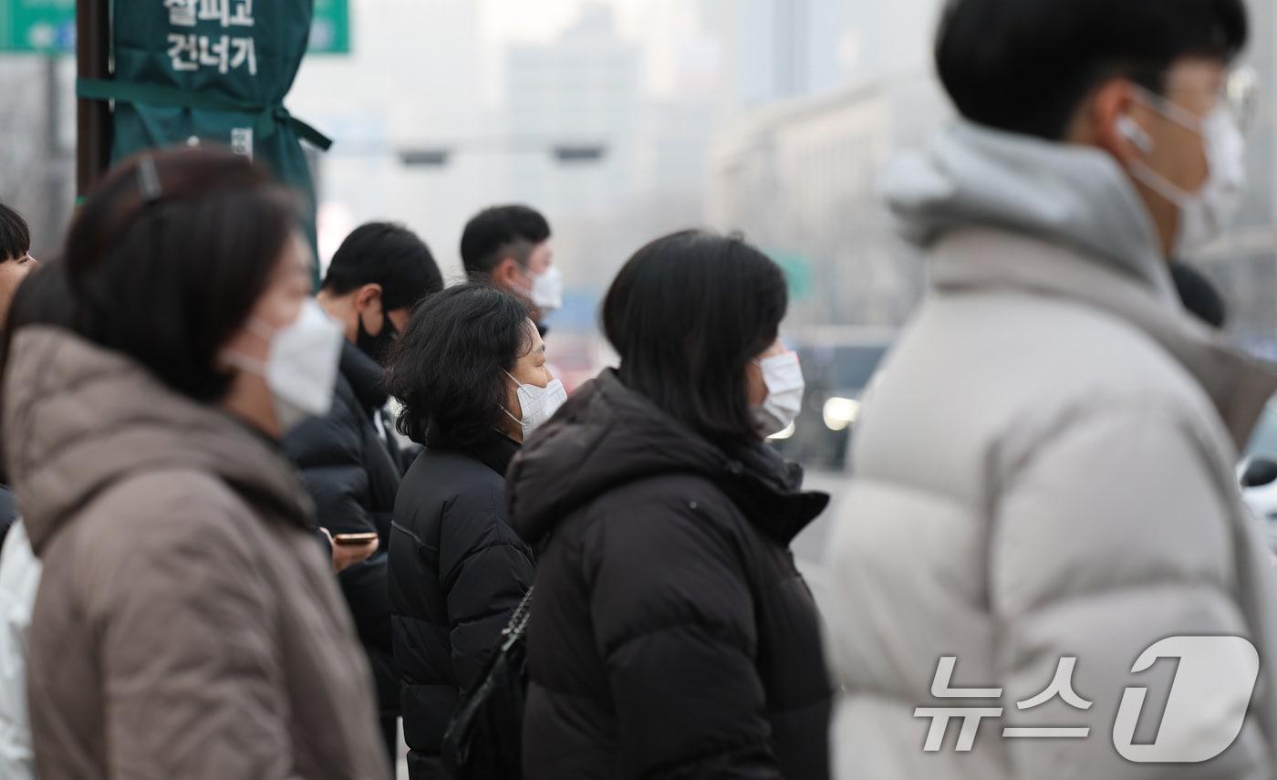 본문 이미지 -  22일 오전 서울 종로구 광화문네거리에서 시민들이 마스크를 쓰고 발걸음을 옮기고 있다.  2025.1.22/뉴스1 ⓒ News1 임세영 기자