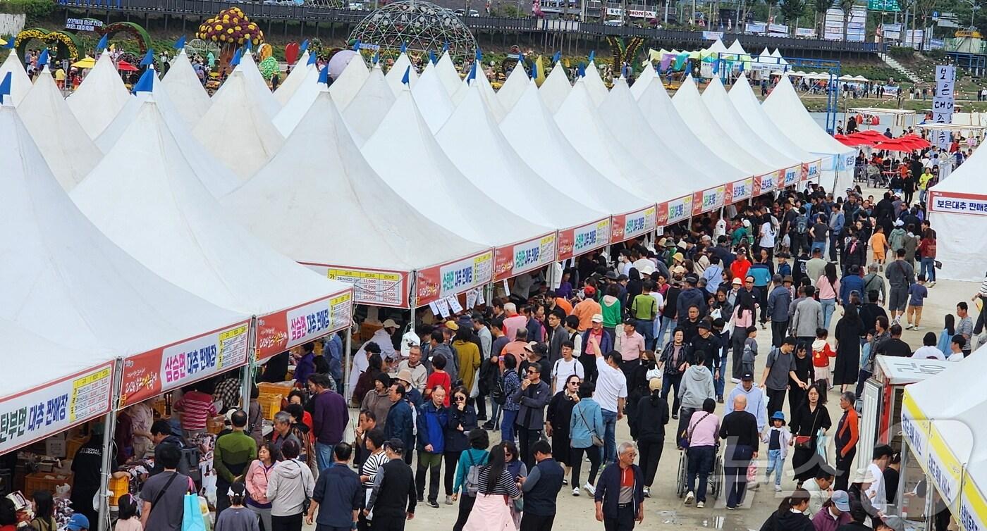 지난해 보은대추축제 판매장 모습 (보은군 제공) /뉴스1 