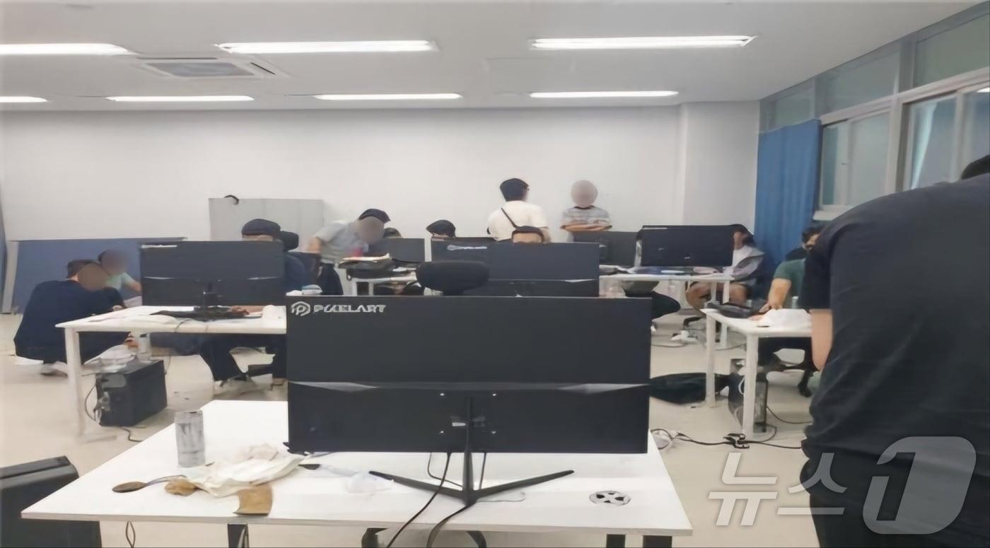 본문 이미지 - 비상장주식 투자 사기를 벌인 일당이 차린 경기도 남양주시 콜센터 사무실 모습(경남경찰청 제공).