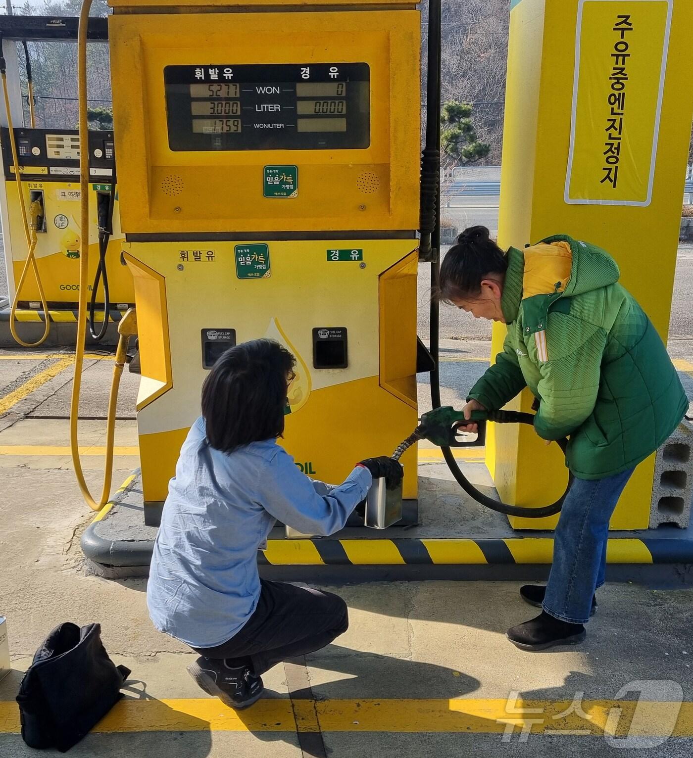 본문 이미지 - 전남 강진군이 겨울철 난방유와 차량용 연료 사용이 급증하는 시기를 맞아 한국석유관리원과 협력해 지역 주유소를 대상으로 집중점검에 나섰다. ⓒ News1