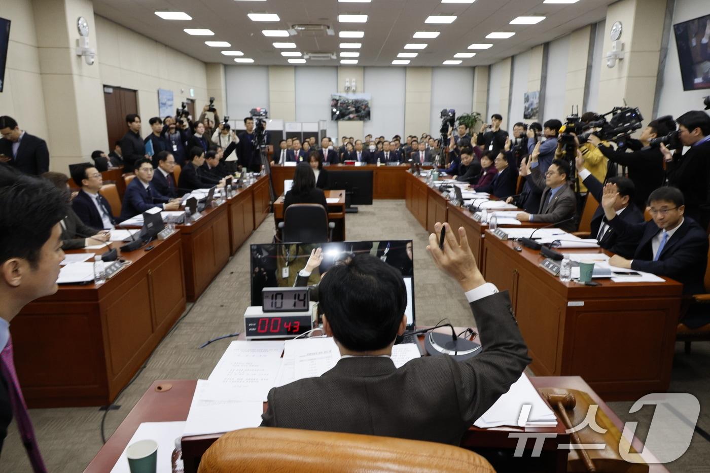 1월 22일 서울 여의도 국회에서 열린 '윤석열 정부의 비상계엄 선포를 통한 내란 혐의 진상규명 국정조사 특별위원회' 1차 청문회에서 안규백 위원장을 비롯한 야당 위원들이 '윤석열 대통령 동행명령장' 발부 건에 대해 찬성을 표하고 있다. 2025.1.22/뉴스1 ⓒ News1 안은나 기자