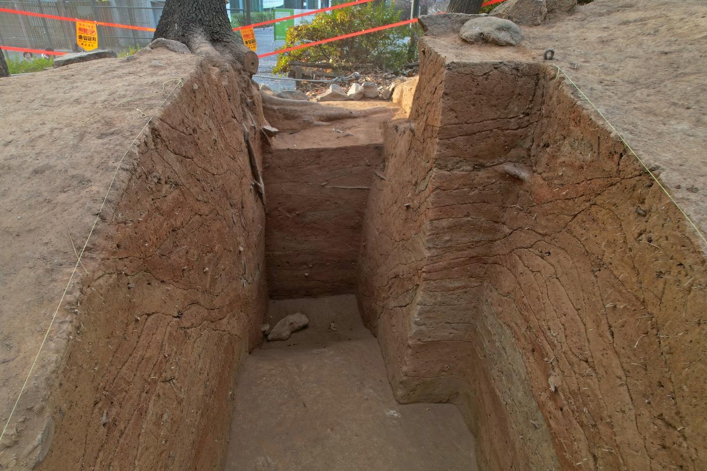 서울 아차산장성 어린이대공원 구간 성벽 조사 중 전경. 국가유산청 제공.