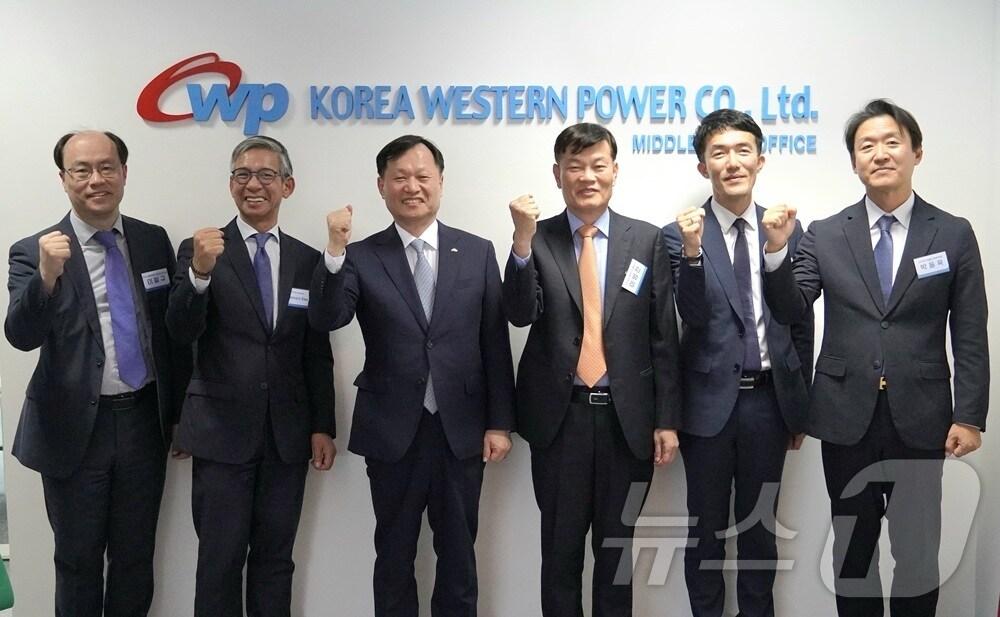 본문 이미지 - 이정복 서부발전 사장(왼쪽 세 번째)과 이철규 한국수출입은행 두바이사무소장(왼쪽 첫 번째), 프랑수아 다오(Francois dao) 이디에프알 중동북아프리카 지역 총괄 부사장(왼쪽 두 번째), 이범찬 주 두바이 대한민국 총영사(오른쪽 세 번째), 류진선 산업통상자원부 전력산업정책과 사무관(오른쪽 두 번째), 박동욱 코트라 중동지역본부장(오른쪽 첫 번째) 등 참석자들이 기념촬영을 하고 있다. (서부발전 제공) /2025.1.22/ ⓒ News1 