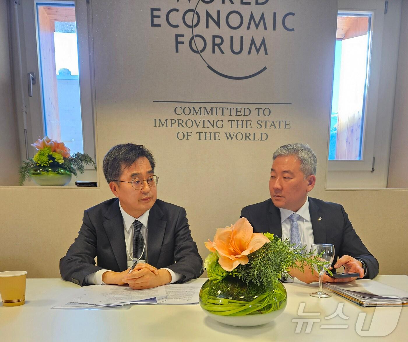 본문 이미지 - 21일 오후(현지시간) 김동연 경기도지사가 스위스 다보스 콩그레스센터에서 열린 미디어 리더 브리핑에 참석하고있다.