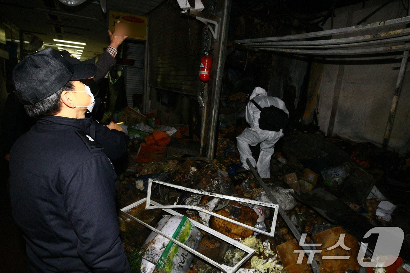 광주 서구 양동시장 내 야차가게에서 소방당국이 화재 감식을 하고 있다.2025.1.22/뉴스1 ⓒ News1 박지현 기자