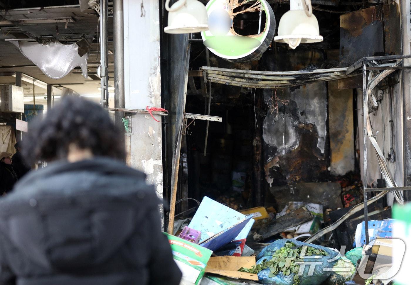 22일 오전 명절 대목을 앞두고 불이 난 광주 서구 양동시장 내 상회에서 업주가 화재 흔적을 바라보고 있다. 2025.1.22/뉴스1 ⓒ News1 박지현 기자