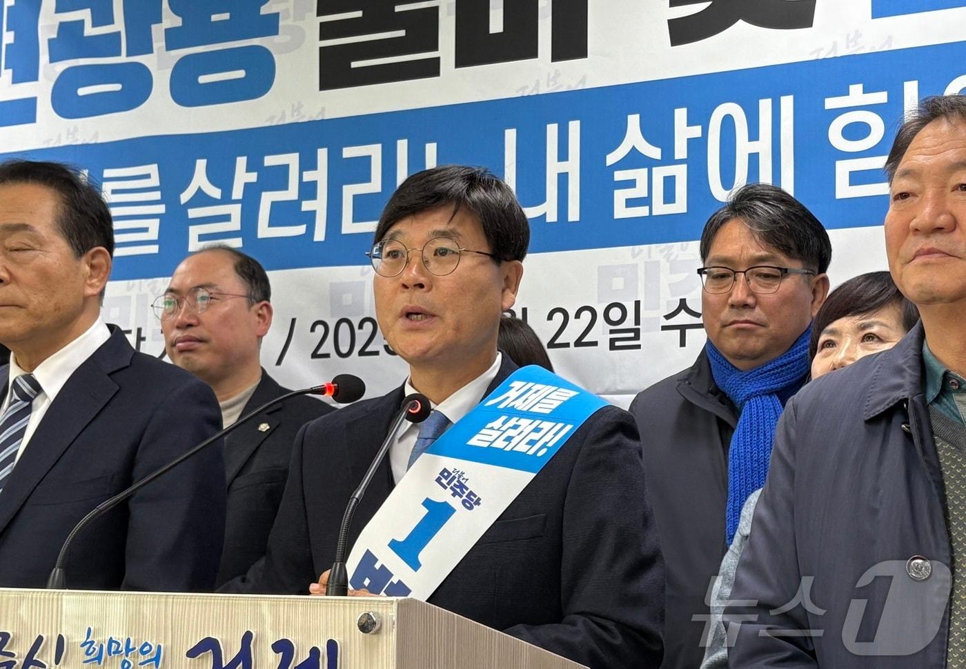 22일 경남 거제시청 브리핑룸에서 변광용 민주당 거제시장 후보가 경선 후보들과 출마 선언 기자회견을 하고 있다.2025.01.22/뉴스1 강미영기자